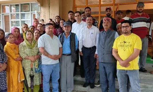 Dharamshala में स्कूल और मंदिर के पास शराब की दुकान के खिलाफ ग्रामीण एकजुट