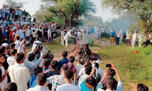 भिवानी में स्कूल शिक्षिका Manisha का अंतिम संस्कार उनके पैतृक गांव में किया गया