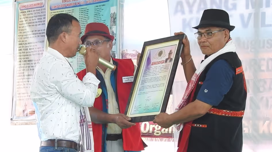 Arunachal : सियांग बाढ़ योद्धाओं ने बोरगुली में समुदाय द्वारा संचालित बाढ़ नियंत्रण कार्यों की सफलता का जश्न मनाया Arunachal : सियांग बाढ़ योद्धाओं ने बोरगुली में समुदाय द्वारा संचालित बाढ़ नियंत्रण कार्यों की सफलता का जश्न मनाया