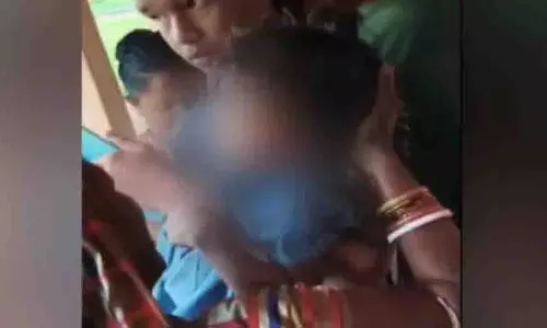 Odisha: कक्षा में बंद छात्रा रातभर खिड़की से निकलने की कोशिश करती रही Odisha: कक्षा में बंद छात्रा रातभर खिड़की से निकलने की कोशिश करती रही
