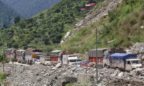 मनाली राजमार्ग के Mandi-Kullu खंड की खराब स्थिति से किसान चिंतित