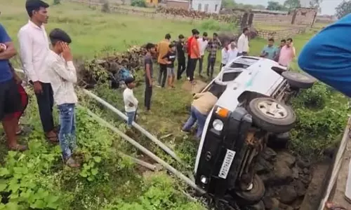 भारी बारिश के बीच स्कूल वैन पलटी, 14 से अधिक छात्र घायल भारी बारिश के बीच स्कूल वैन पलटी, 14 से अधिक छात्र घायल