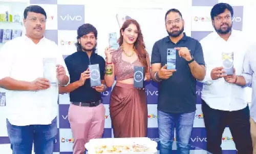 Cellbay  ने हैदराबाद में ZEISS ऑप्टिक्स के साथ Vivo V60 लॉन्च किया