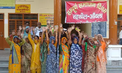 Bareilly: महिलाओं का विरोध थमा, दुकान हटाने का भरोसा Bareilly: महिलाओं का विरोध थमा, दुकान हटाने का भरोसा