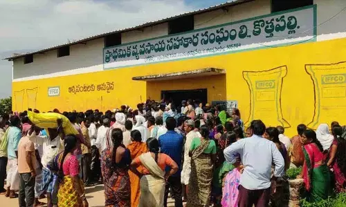 urea के लिए कतारें.. चप्पल, पासबुक कतार में.. तस्वीरें urea के लिए कतारें.. चप्पल, पासबुक कतार में.. तस्वीरें