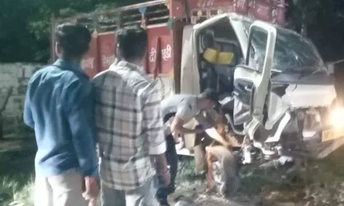 Bareilly: ट्रैक्टर-ट्राली और छोटे हाथी की टक्कर में तीन घायल Bareilly: ट्रैक्टर-ट्राली और छोटे हाथी की टक्कर में तीन घायल