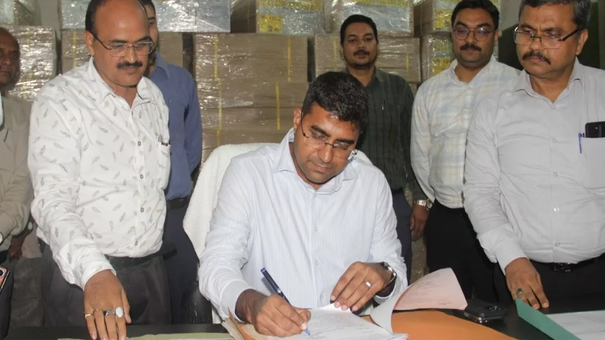 UP: DM की सख्ती से प्रशासन में हड़कंप, 40 अधिकारियों को भेजा नोटिस