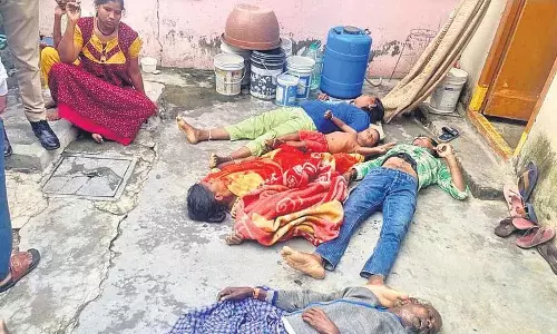 एक ही परिवार के पांच सदस्यों की संदिग्ध परिस्थितियों में मौत एक ही परिवार के पांच सदस्यों की संदिग्ध परिस्थितियों में मौत