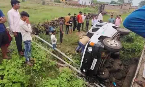 MP में स्कूल वैन हादसा, 14 बच्चे घायल