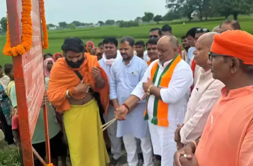 Varanasi: चार स्थानों पर इंटरलॉकिंग कार्य का शिलान्यास, हंसराज विश्वकर्मा ने किया Varanasi: चार स्थानों पर इंटरलॉकिंग कार्य का शिलान्यास, हंसराज विश्वकर्मा ने किया