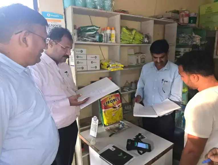 Varanasi: संयुक्त निदेशक ने उर्वरक विक्रेताओं की दुकानों में किया दौरा