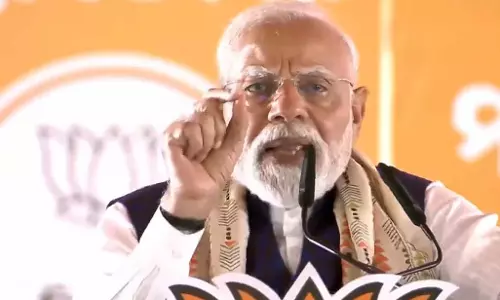 Modi ने घुसपैठ को लेकर तृणमूल पर निशाना साधा, बांग्ला का नारा लगाया