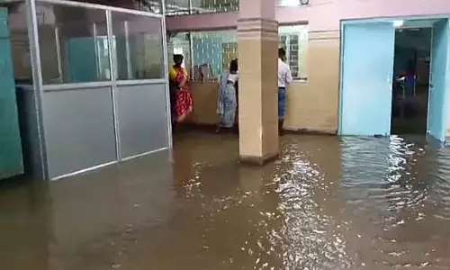 तैरता स्वास्थ्य केंद्र? पानी पर चल रही हैं चिकित्सा सेवाएँ तैरता स्वास्थ्य केंद्र? पानी पर चल रही हैं चिकित्सा सेवाएँ