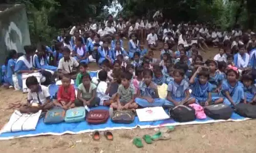 Odisha: शिक्षक तबादले के विरोध में अभिभावकों ने स्कूल में ताला लगाया