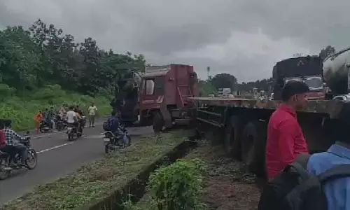 Nashik-Mumbai हाईवे पर ट्रक अनियंत्रित होकर डिवाइडर पर फंस गया