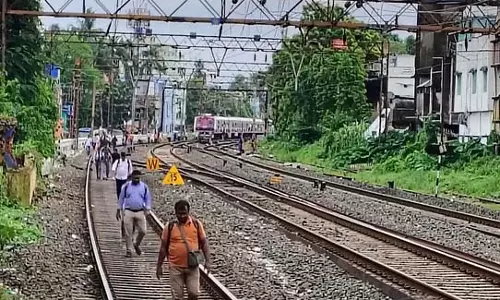 चलती ट्रेन के ब्रेक से निकला धुआं, Howrah-Bandel इलाके में दहशत चलती ट्रेन के ब्रेक से निकला धुआं, Howrah-Bandel इलाके में दहशत