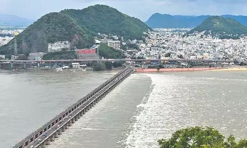 Krishna  नदी में 30 दिनों से जारी बाढ़ के बाद समुद्र में भारी मात्रा में पानी छोड़ा जा रहा है