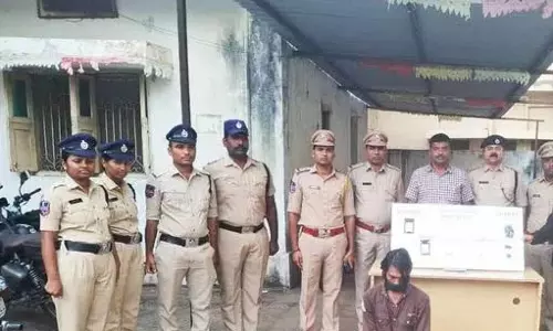 संगारेड्डी में गोवा-हैदराबाद बस से 1 किलो से अधिक ड्रग्स बरामद, यात्री गिरफ्तार संगारेड्डी में गोवा-हैदराबाद बस से 1 किलो से अधिक ड्रग्स बरामद, यात्री गिरफ्तार