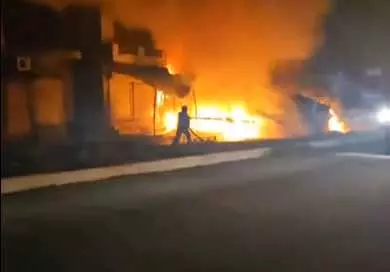 एक्सीडेंट होते ही एलपीजी टैंकर में हुआ ब्लास्ट, 2 की मौत और 50 झुलसे एक्सीडेंट होते ही एलपीजी टैंकर में हुआ ब्लास्ट, 2 की मौत और 50 झुलसे
