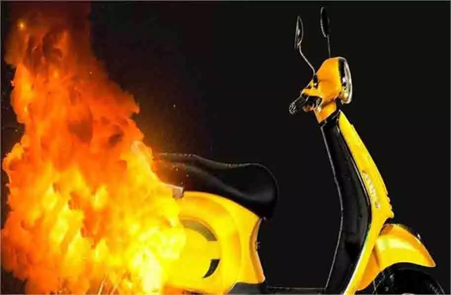 Punjab : इलेक्ट्रिक स्कूटर में विस्फोट, आग लगने से अफरा-तफरी Punjab : इलेक्ट्रिक स्कूटर में विस्फोट, आग लगने से अफरा-तफरी