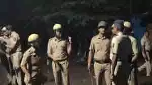 Kolhapur: दो गुटों के बीच पथराव, पुलिसकर्मी समेत 10 लोग घायल Kolhapur: दो गुटों के बीच पथराव, पुलिसकर्मी समेत 10 लोग घायल