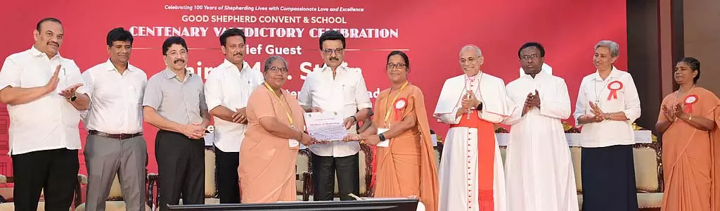 सोशल मीडिया पर रोल मॉडल न खोजें: प्रिंसिपल ने छात्रों को सलाह दी सोशल मीडिया पर रोल मॉडल न खोजें: प्रिंसिपल ने छात्रों को सलाह दी