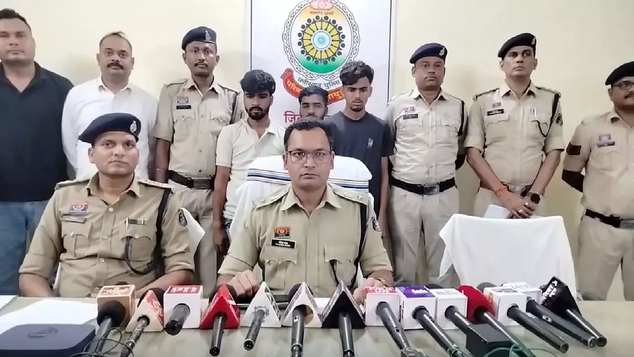 रिटायर कर्मचारी से 12 लाख की ठगी, तीन फ्रॉड गिरफ्तार रिटायर कर्मचारी से 12 लाख की ठगी, तीन फ्रॉड गिरफ्तार