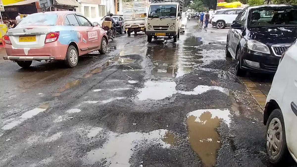 Mumbai : मंत्री ने गणेशोत्सव 2025 से पहले गड्ढों को ठीक करने के लिए 72 घंटे की समय सीमा दी Mumbai : मंत्री ने गणेशोत्सव 2025 से पहले गड्ढों को ठीक करने के लिए 72 घंटे की समय सीमा दी