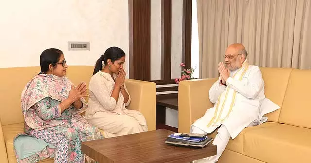 Kochi : अमित शाह ने पहलगाम हमले के पीड़ित परिवार से मुलाकात की Kochi : अमित शाह ने पहलगाम हमले के पीड़ित परिवार से मुलाकात की