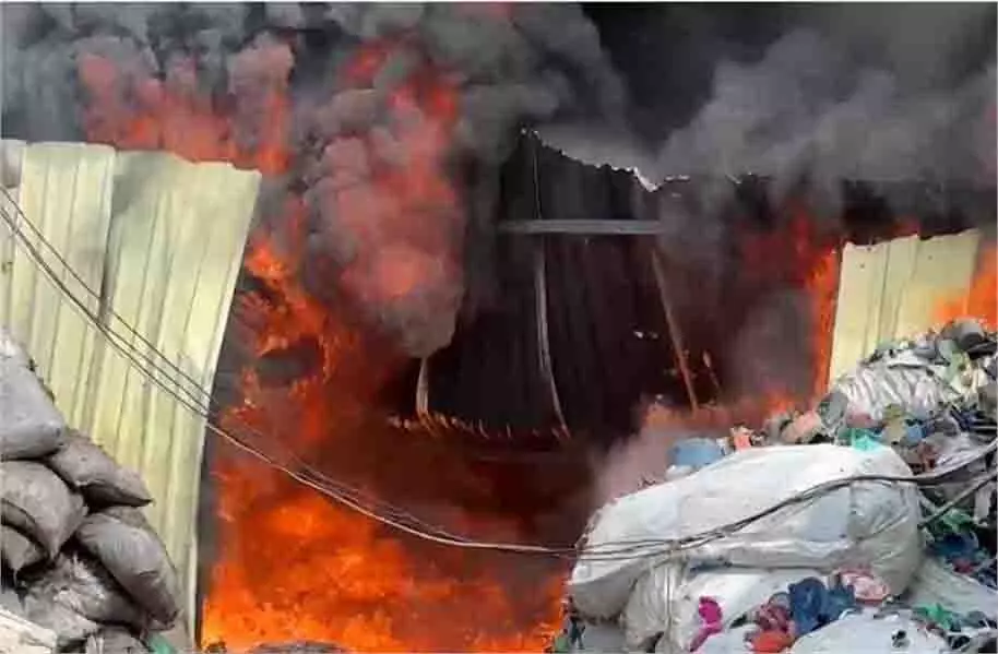 Haryana: अवैध PVC गोदाम में लगी आग, लाखों का कबाड़ जलकर राख Haryana: अवैध PVC गोदाम में लगी आग, लाखों का कबाड़ जलकर राख