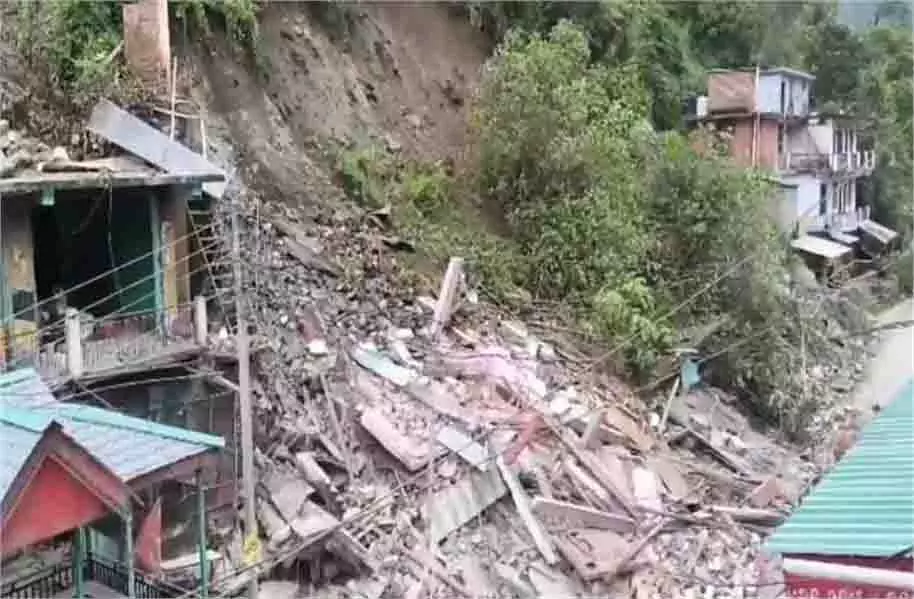 Himachal: जमीन धंसने से दहशत, 30 कमरों का मकान जमींदोज Himachal: जमीन धंसने से दहशत, 30 कमरों का मकान जमींदोज