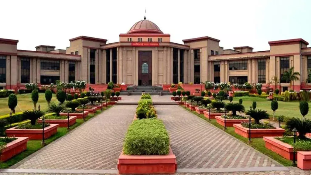मरीज को महिला गार्ड ने लगाया इंजेक्शन, हाईकोर्ट ने लिया स्वत: संज्ञान मरीज को महिला गार्ड ने लगाया इंजेक्शन, हाईकोर्ट ने लिया स्वत: संज्ञान