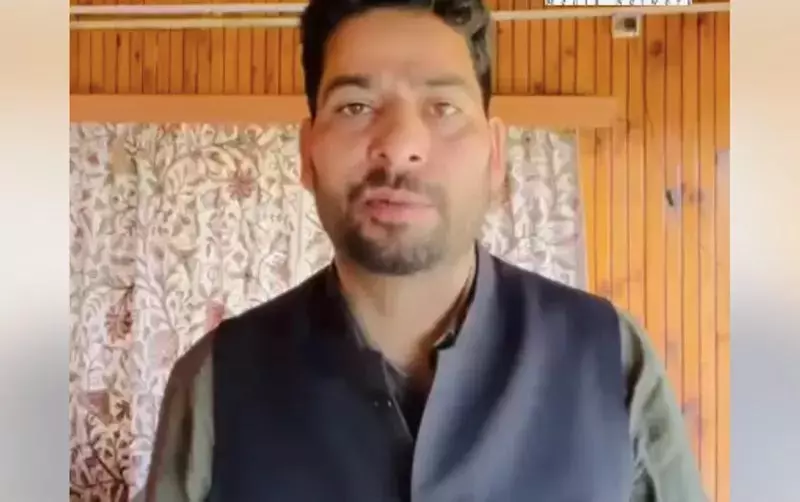 भाजपा नेता ने सुरक्षा बलों के साथ मनाया ओणम भाजपा नेता ने सुरक्षा बलों के साथ मनाया ओणम