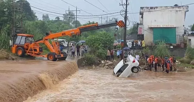 Kathua में अचानक आई बाढ़ में कार बह गई, एक की मौत Kathua में अचानक आई बाढ़ में कार बह गई, एक की मौत