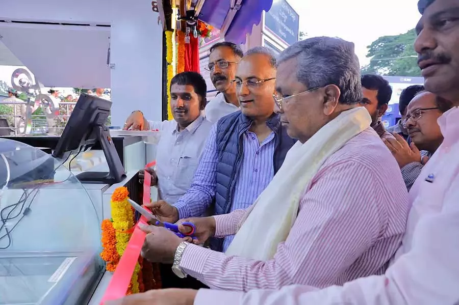 मैजेस्टिक मेट्रो परिसर में नंदिनी स्टोर; CM ने किया उद्घाटन मैजेस्टिक मेट्रो परिसर में नंदिनी स्टोर; CM ने किया उद्घाटन