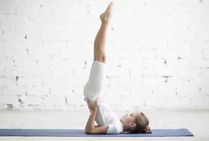Yoga Tips: पहली बार करने जा रहें योगासन तो भूल से भी न करें ये गलतियां Yoga Tips: पहली बार करने जा रहें योगासन तो भूल से भी न करें ये गलतियां