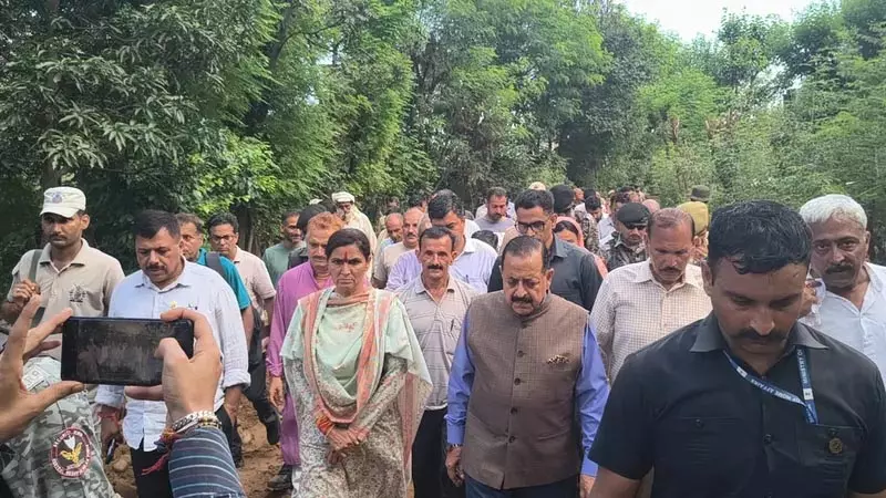 बादल फटने के बाद कठुआ पहुंचे जितेंद्र सिंह, बोले- पुनर्वास पर 150 करोड़ खर्च बादल फटने के बाद कठुआ पहुंचे जितेंद्र सिंह, बोले- पुनर्वास पर 150 करोड़ खर्च