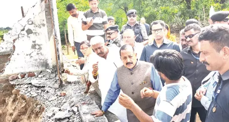 डॉ. जितेंद्र ने कठुआ में बादल फटने से प्रभावित इलाकों का दौरा किया डॉ. जितेंद्र ने कठुआ में बादल फटने से प्रभावित इलाकों का दौरा किया