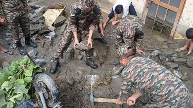 उत्तराखंड में बादल फटने से 2 लोग लापता : सेना बचाव अभियान पर उत्तराखंड में बादल फटने से 2 लोग लापता : सेना बचाव अभियान पर