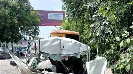 ग्रेटर नोएडा में EPE पर कार और ट्रक के बीच टक्कर, तीन की मौत, तीन घायल ग्रेटर नोएडा में EPE पर कार और ट्रक के बीच टक्कर, तीन की मौत, तीन घायल