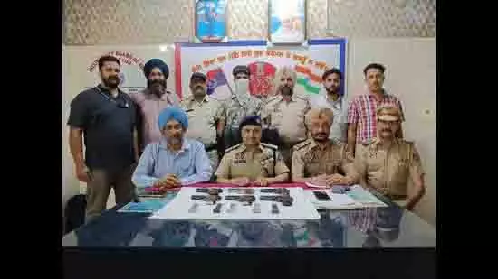 Ludhiana: रेलवे स्टेशन पर 4 पिस्तौल के साथ एक व्यक्ति पकड़ा गया Ludhiana: रेलवे स्टेशन पर 4 पिस्तौल के साथ एक व्यक्ति पकड़ा गया