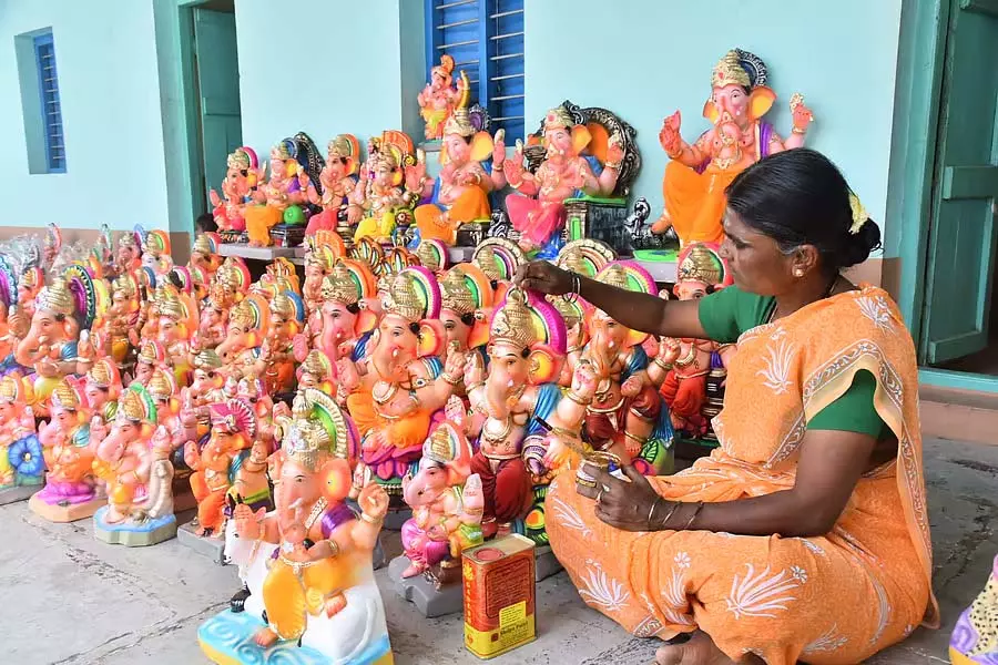 Haveri : गणेश प्रतिमाओं की बिक्री में तेजी Haveri : गणेश प्रतिमाओं की बिक्री में तेजी