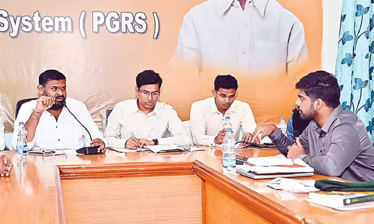 Andhra Pradesh : श्रीकालहस्ती के ग्रामीणों ने आधी सदी से चले आ रहे वन भूमि विवाद का अंत देखा Andhra Pradesh : श्रीकालहस्ती के ग्रामीणों ने आधी सदी से चले आ रहे वन भूमि विवाद का अंत देखा