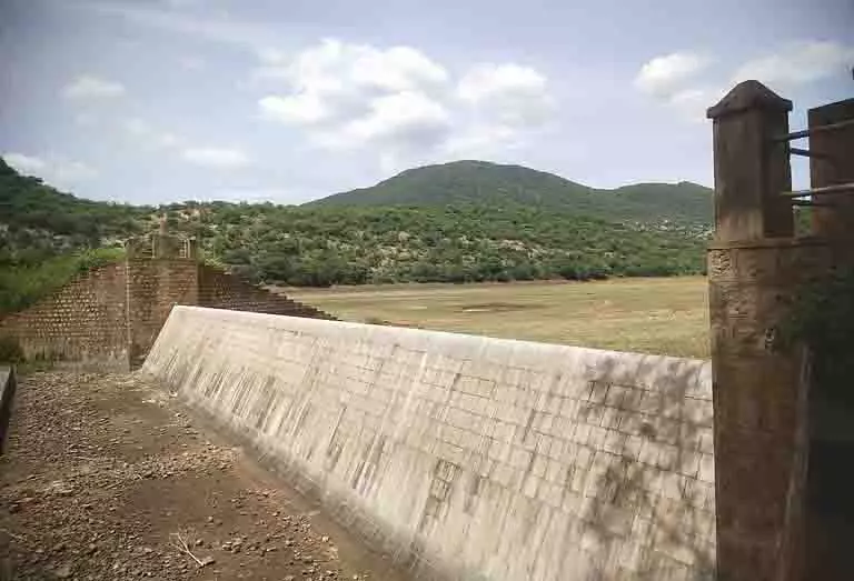 Tamil Nadu: किसानों ने पेरियारुवी बांध के लिए रखरखाव निधि की मांग की Tamil Nadu: किसानों ने पेरियारुवी बांध के लिए रखरखाव निधि की मांग की