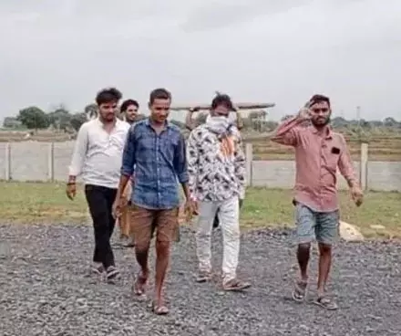 सरपंच ने जबरन बाउंड्री वॉल तोड़ी, गुंडागर्दी से जमीन मालिक दहशत में सरपंच ने जबरन बाउंड्री वॉल तोड़ी, गुंडागर्दी से जमीन मालिक दहशत में