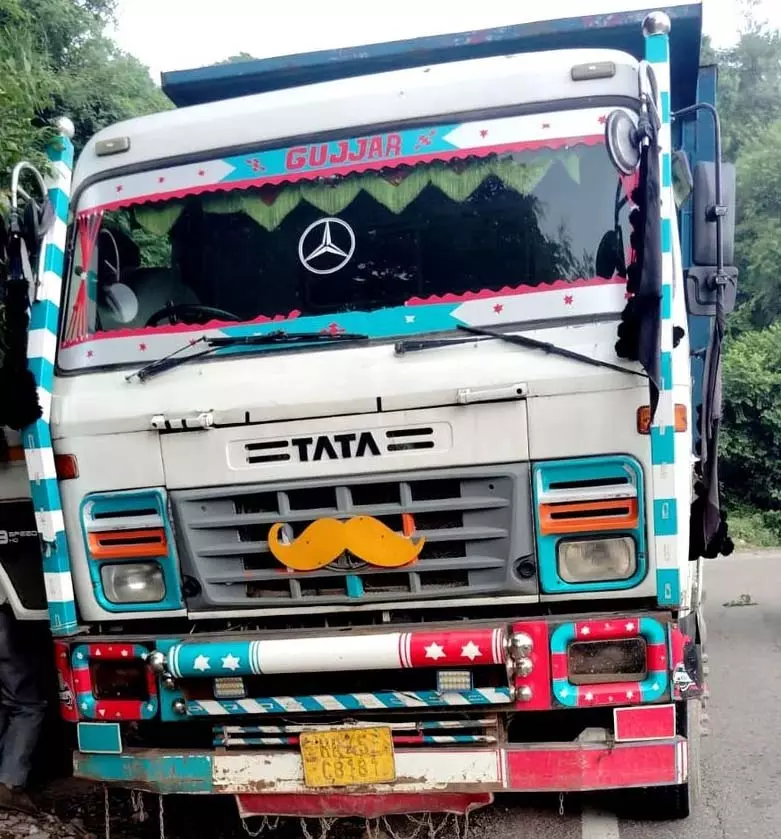 सिरमौर में RTO ने ओवरलोड ट्रकों और पर्यावरण उल्लंघनकर्ताओं पर शिकंजा कसा सिरमौर में RTO ने ओवरलोड ट्रकों और पर्यावरण उल्लंघनकर्ताओं पर शिकंजा कसा