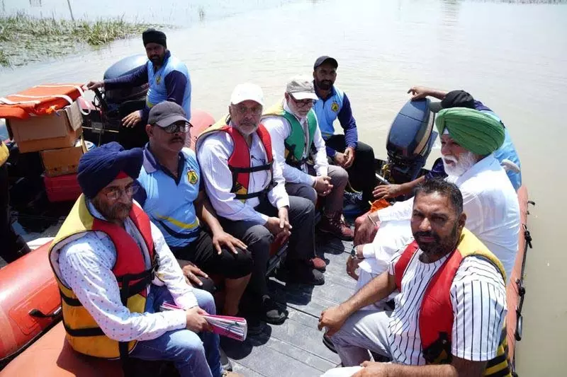 स्वास्थ्य मंत्री ने Sultanpur Lodhi के बाढ़ प्रभावित क्षेत्रों के लिए नाव एम्बुलेंस का शुभारंभ किया स्वास्थ्य मंत्री ने Sultanpur Lodhi के बाढ़ प्रभावित क्षेत्रों के लिए नाव एम्बुलेंस का शुभारंभ किया