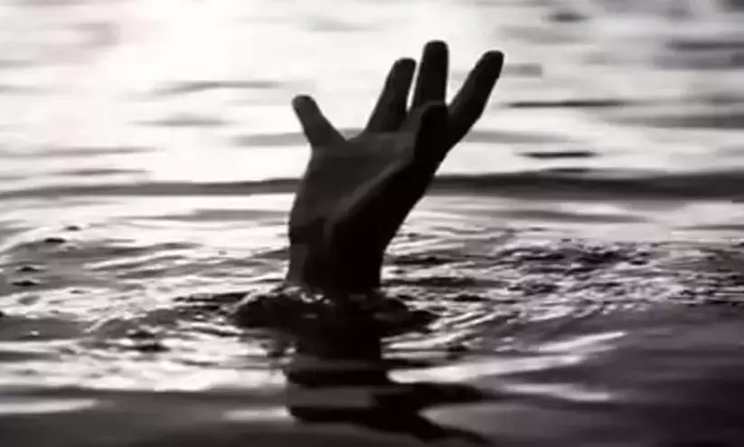 Kerala: मछली पकड़ने वाली नाव से फिसलकर झील में गिरने से एक युवक की मौत हो गई Kerala: मछली पकड़ने वाली नाव से फिसलकर झील में गिरने से एक युवक की मौत हो गई