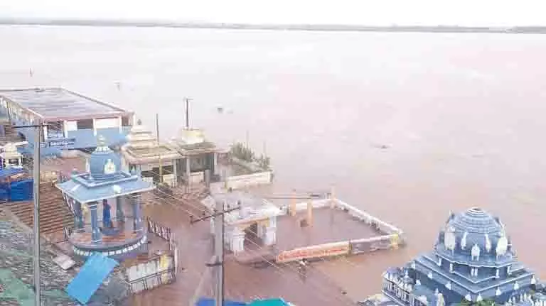 Telangana: गोदावरी नदी उफान पर, भद्राद्री-कोठागुडेम जिले खतरे में Telangana: गोदावरी नदी उफान पर, भद्राद्री-कोठागुडेम जिले खतरे में