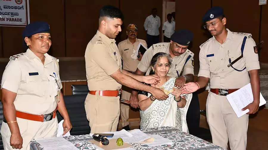 Karnataka : 1.22 करोड़ की संपत्ति मालिकों को सौंपी गई Karnataka : 1.22 करोड़ की संपत्ति मालिकों को सौंपी गई